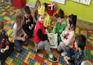 chłopiec częstuje słodkościami