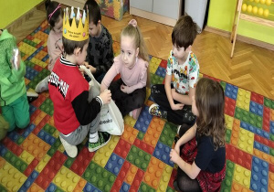 chłopiec częstuje słodkościami