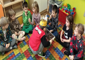 chłopiec częstuje czekoladkami