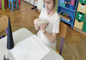 dziewczynka w trakcie pracy