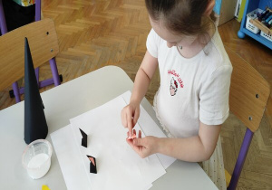 dziewczynka w trakcie pracy