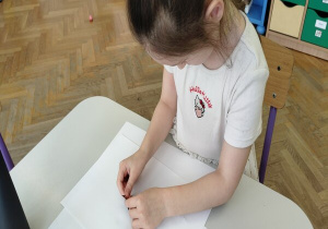 dziewczynka w trakcie pracy