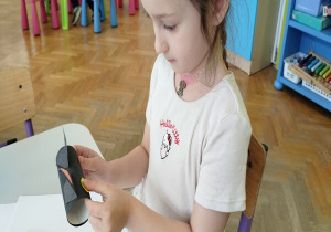 dziewczynka w trakcie pracy