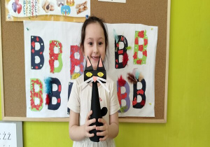 Emila z konkursowym czarnym kotem