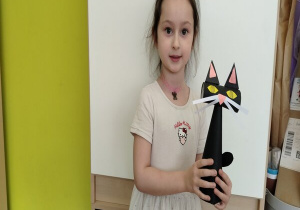 Emila z konkursowym czarnym kotem