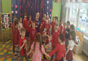 dzieci z biedronek i truskawek tańczą wspólnie
