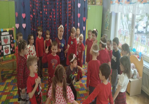 dzieci z biedronek i truskawek tańczą wspólnie