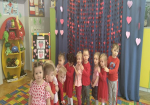 grupa Motylki na balu walentynkowym