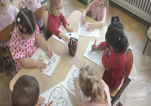 maluszki kolorują swoje serduszka