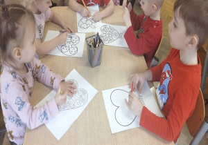 maluszki kolorują swoje serduszka