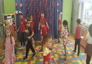 zabawa orientacyjno - porządkowa ,,Serduszka''