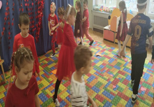 zabawa orientacyjno - porządkowa ,,Serduszka''