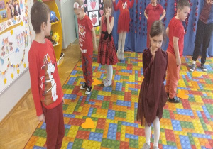 zabawa orientacyjno - porządkowa ,,Serduszka''