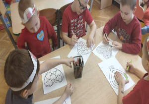 przedszkolaki kolorują swoje serduszka