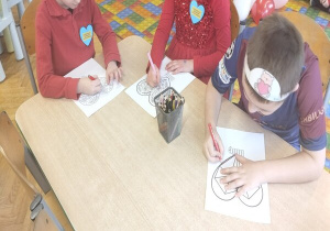 przedszkolaki kolorują swoje serduszka