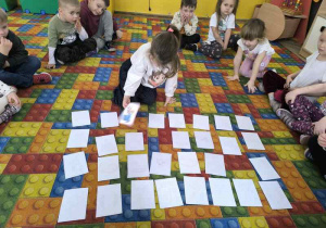 Dzieci graja w memory