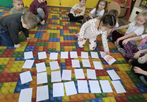 Dzieci graja w memory