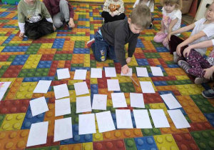 Dzieci graja w memory