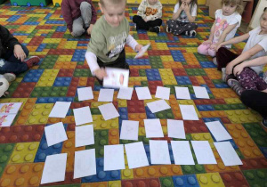 Dzieci graja w memory