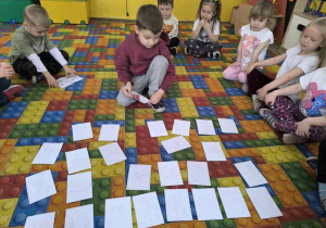 Dzieci graja w memory