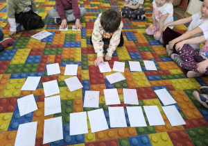 Dzieci graja w memory