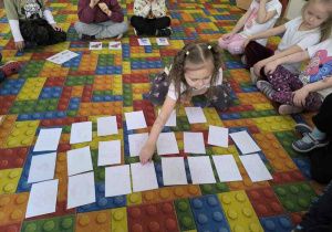 Dzieci graja w memory