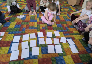 Dzieci graja w memory