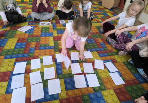 Dzieci graja w memory