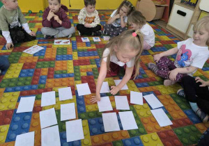 Dzieci graja w memory