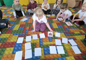 Dzieci graja w memory