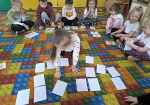 Dzieci graja w memory