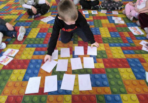 Dzieci graja w memory