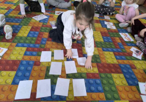 Dzieci graja w memory