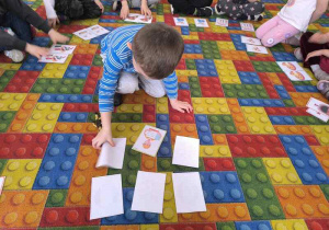 Dzieci graja w memory