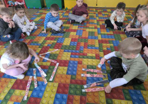 Dzieci układają puzzle