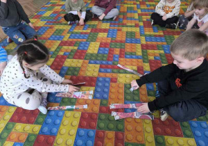 Dzieci układają puzzle