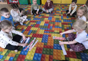 Dzieci układają puzzle