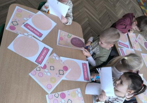 Dzieci robią swoją pizze