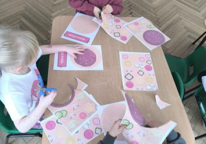 Dzieci robią swoją pizze