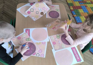 Dzieci robią swoją pizze