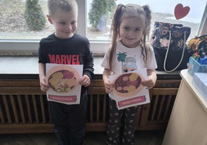 Dzieci robią swoją pizze