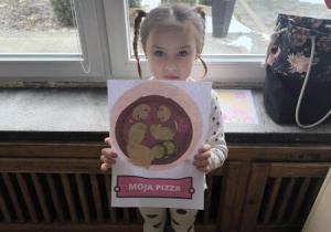 Dzieci robią swoją pizze