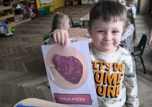 Dzieci robią swoją pizze