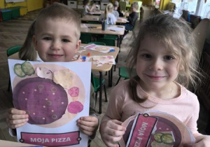 Dzieci robią swoją pizze