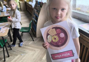 Dzieci robią swoją pizze