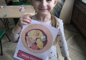 Dzieci robią swoją pizze