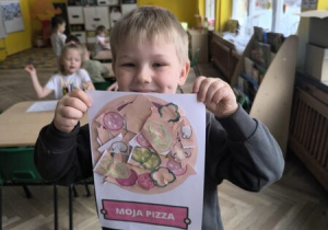 Dzieci robią swoją pizze