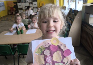 Dzieci robią swoją pizze