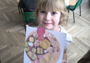 Dzieci robią swoją pizze