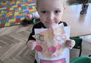 Dzieci robią swoją pizze